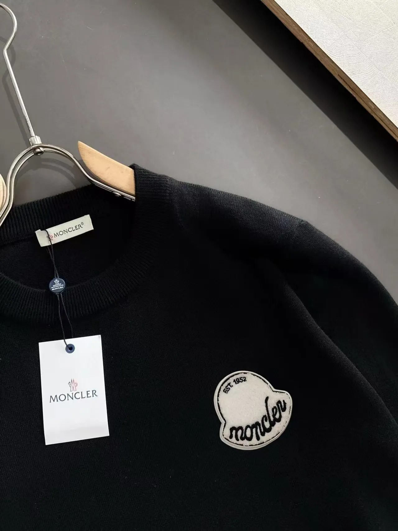 P110，〖 𝐌𝐎𝐍𝐂𝐋𝐄𝐑~ 〗💥 New Arrival ～ Classic 。 ， ， ， ， ， 。 ， Versatile Hot Sale✨✨ ！ ！ ：Black White Size：M L XL XXL 3XL( 200 )